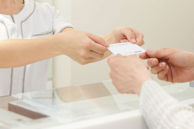 受付でマイナ保険証または資格確認書の確認